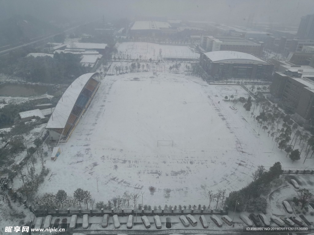 冬季操场雪景航拍