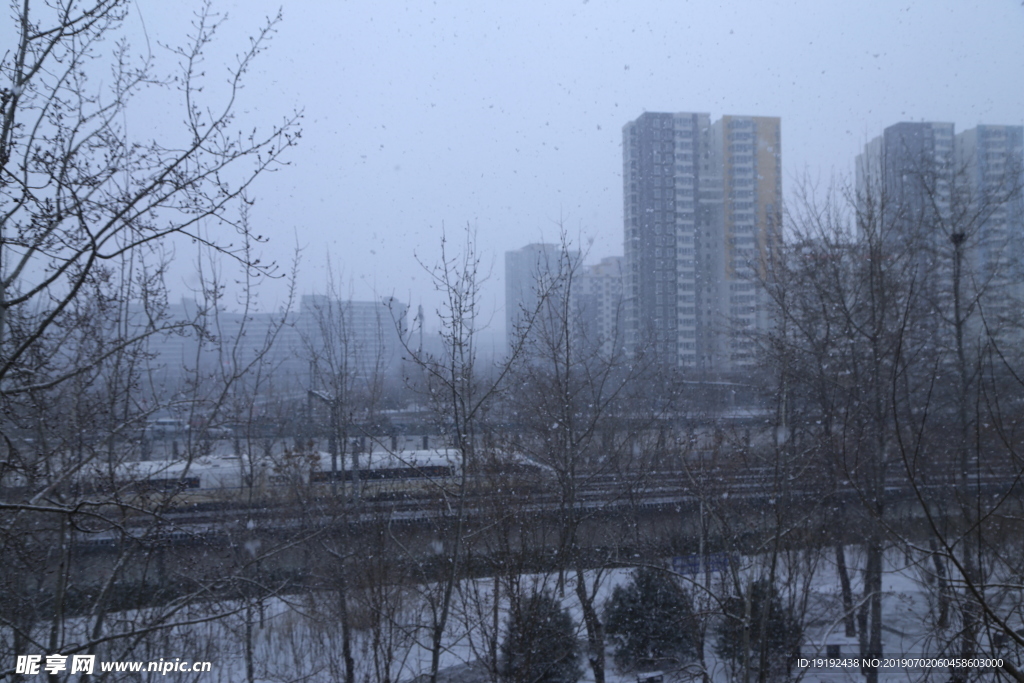 轨道雪景