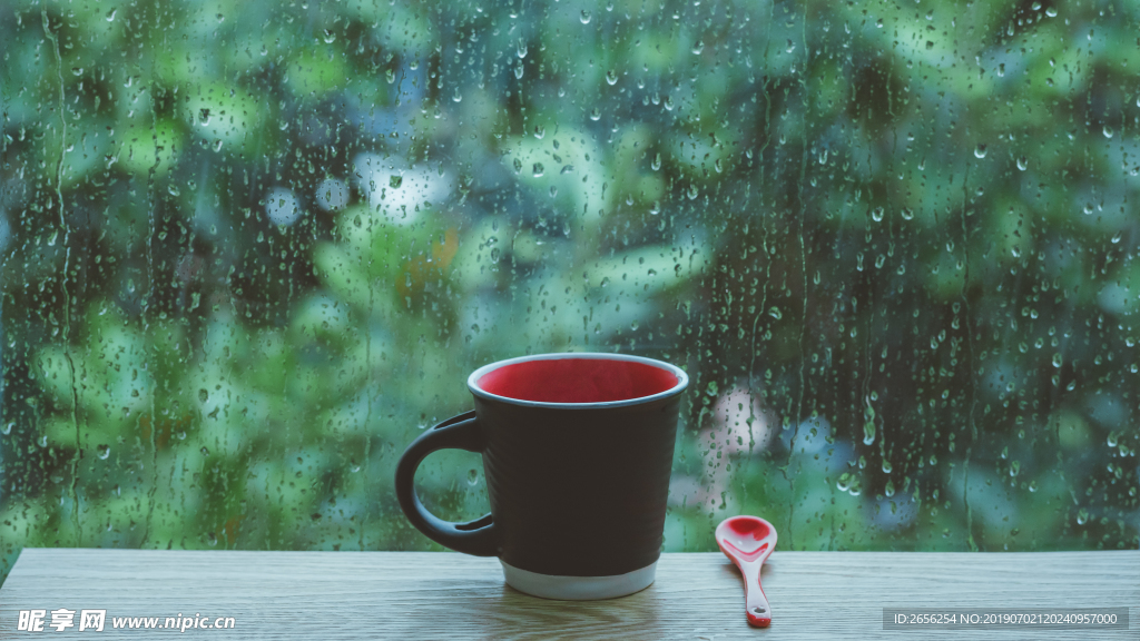 雨天窗台咖啡杯