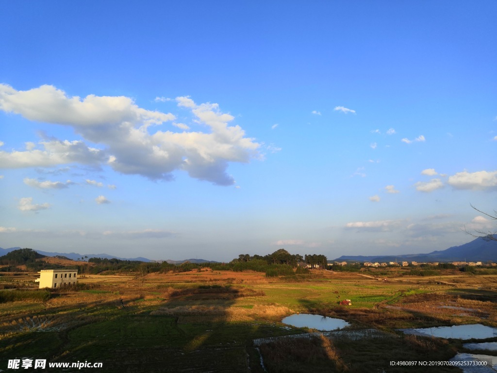 乡野田间蓝天