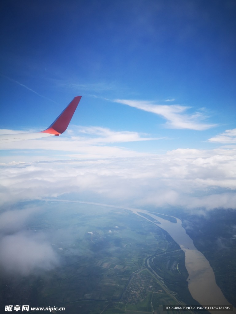 蔚蓝天空飞机风景照