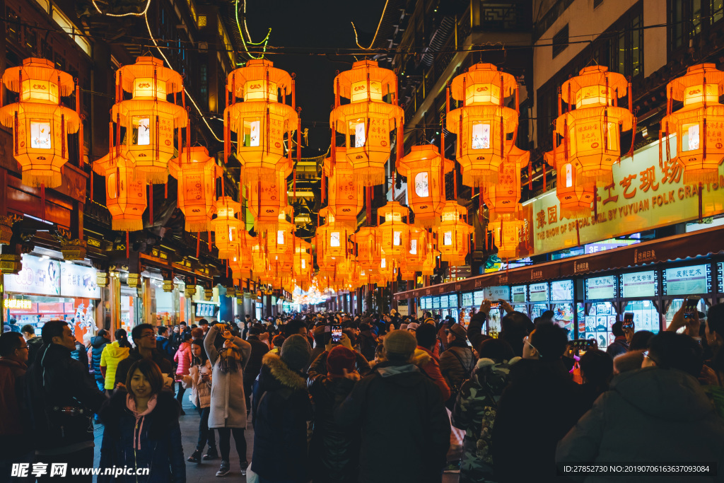元宵节灯会观灯的人群