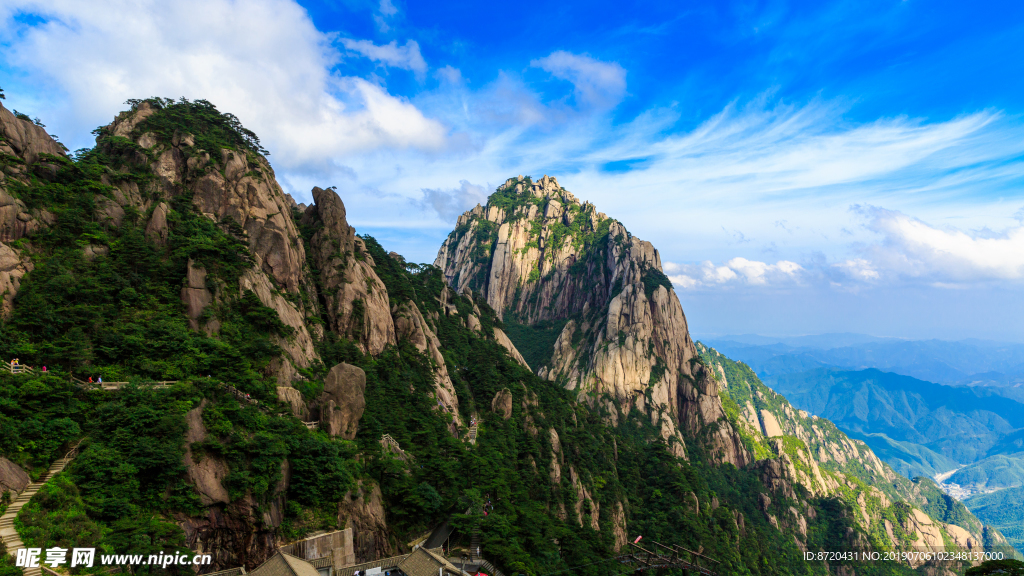 黄山的石山和蓝天白云风景