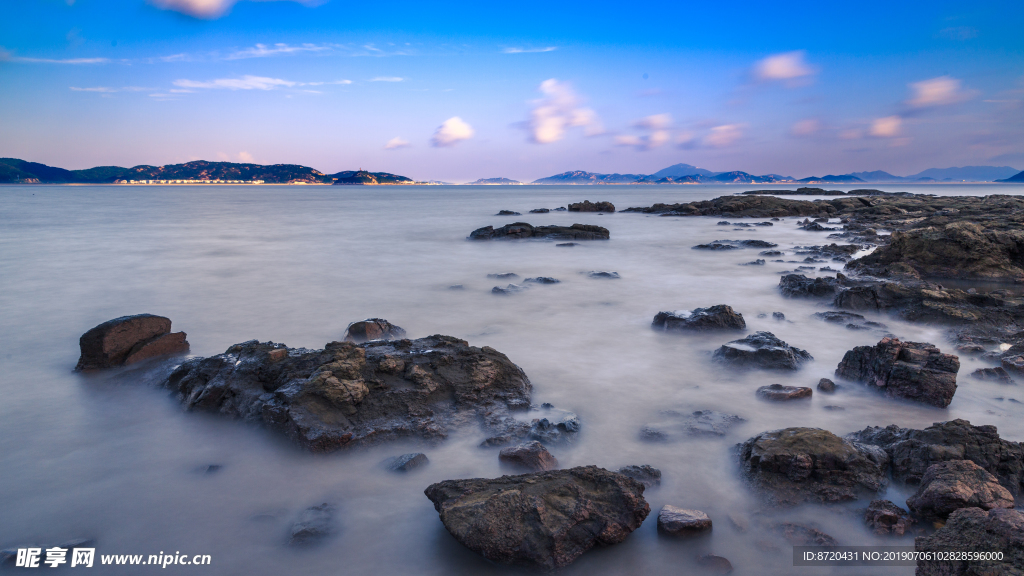 东海边的礁石和海水