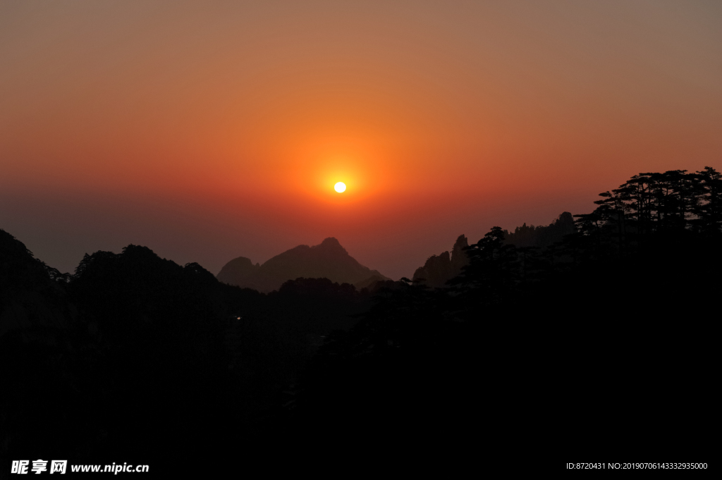 太阳从山尖上的升起