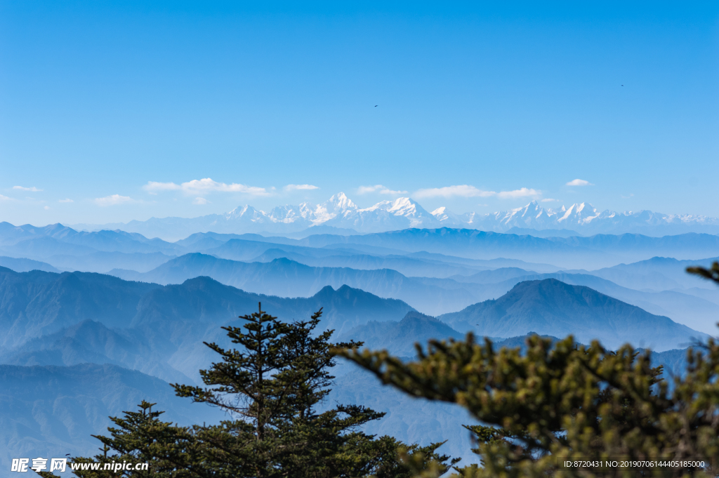 峨眉山山顶远眺贡嘎山