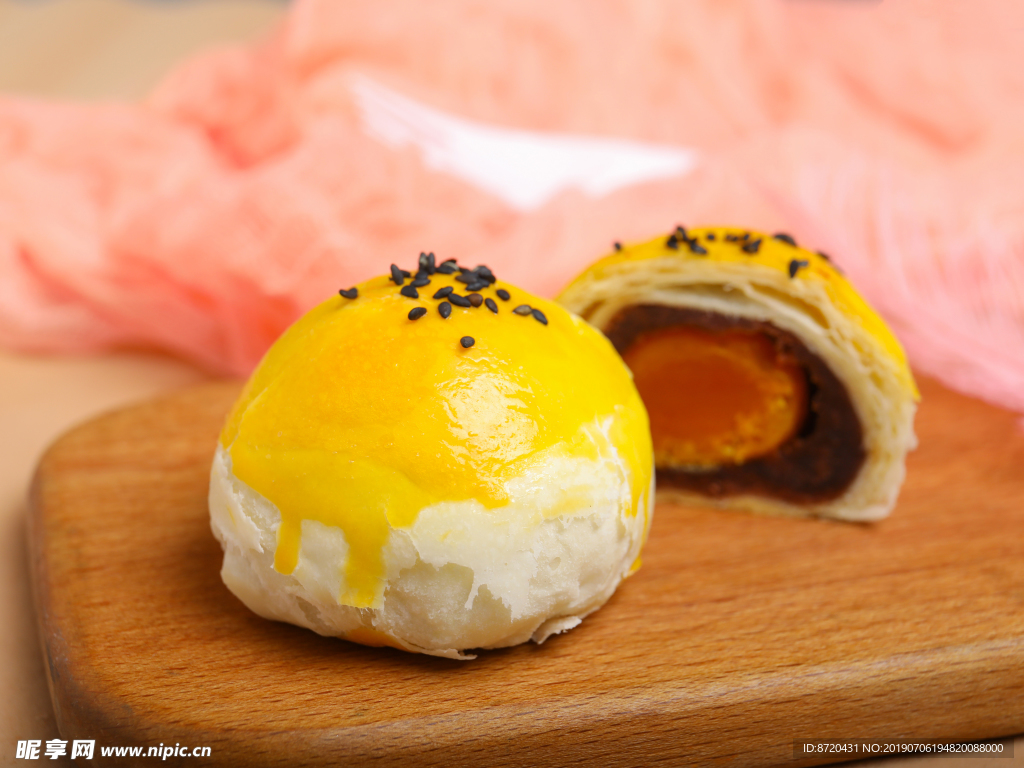 美味金色蛋黄酥摄影图