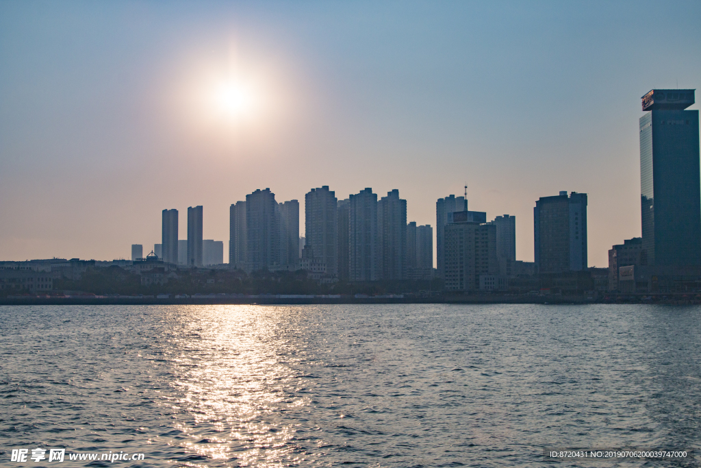 沿海城市青岛栈桥海平面即将落日