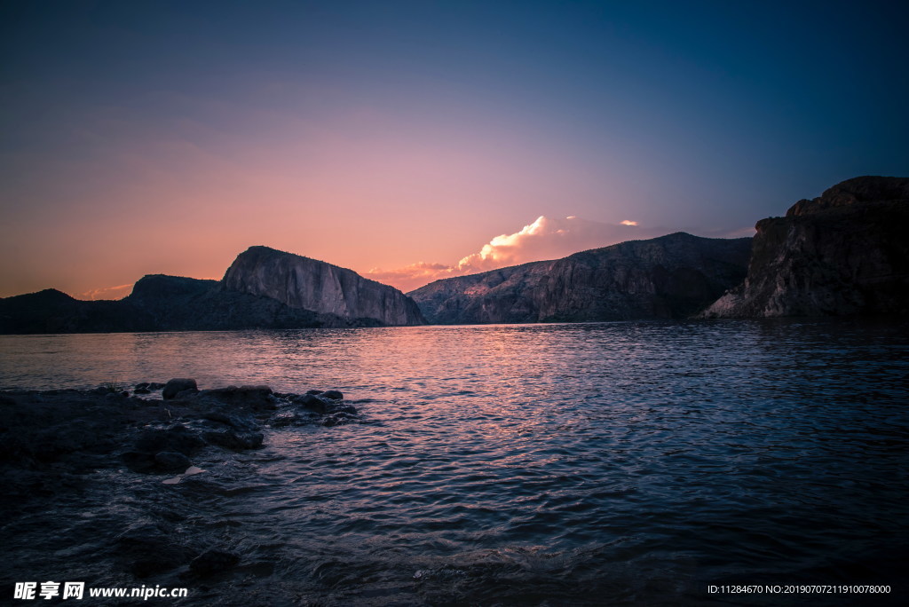 湖光山色夜景