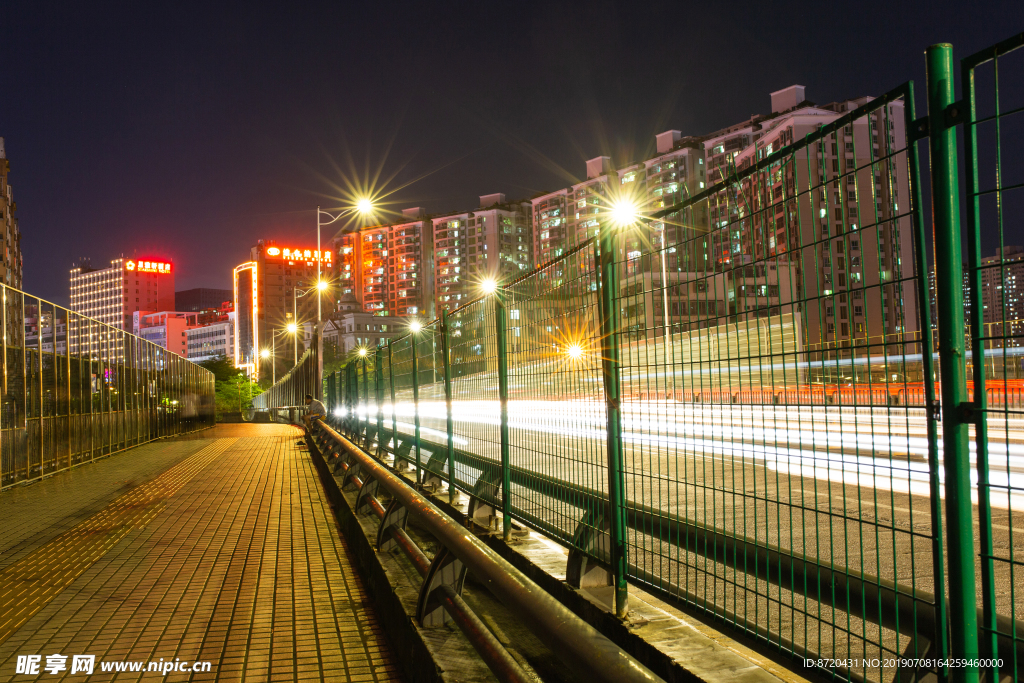 天桥马路车流夜景