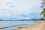 蓝天白云海边岩石海浪沙滩