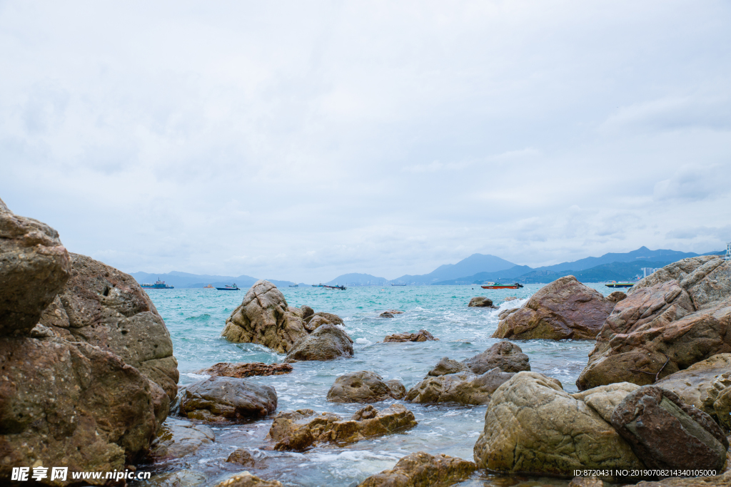 蓝天白云海边岩石海浪