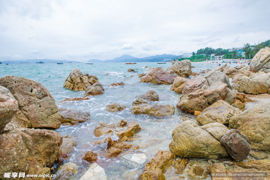 海边沙滩岩石