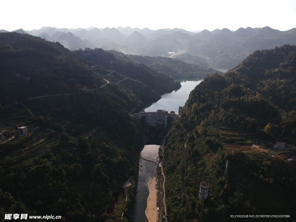 航拍恩施宣恩龙洞水库黄昏全景