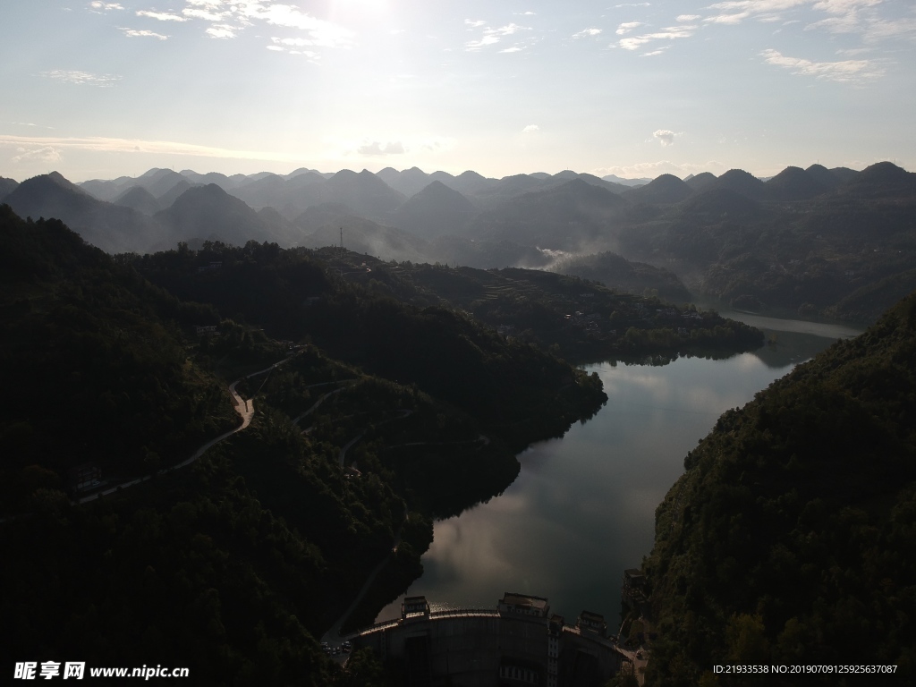 航拍恩施宣恩龙洞水库黄昏全景