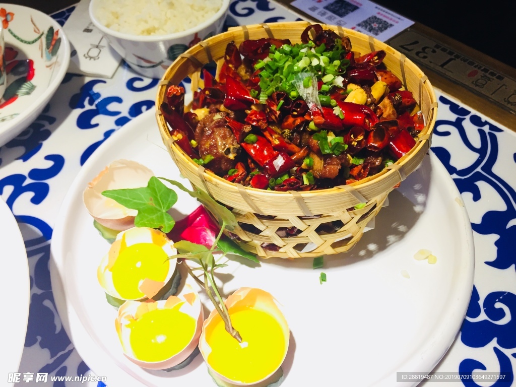 辣子鸡配芒果蛋黄