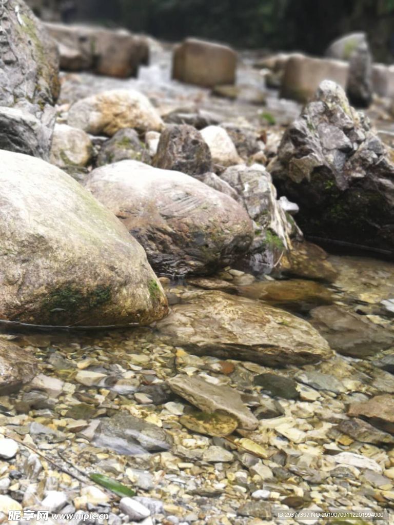 山间流水