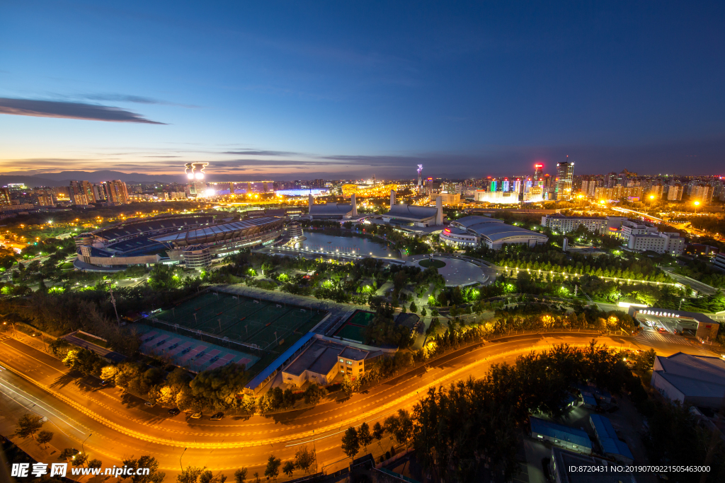 北京奥体中心训练场夜景