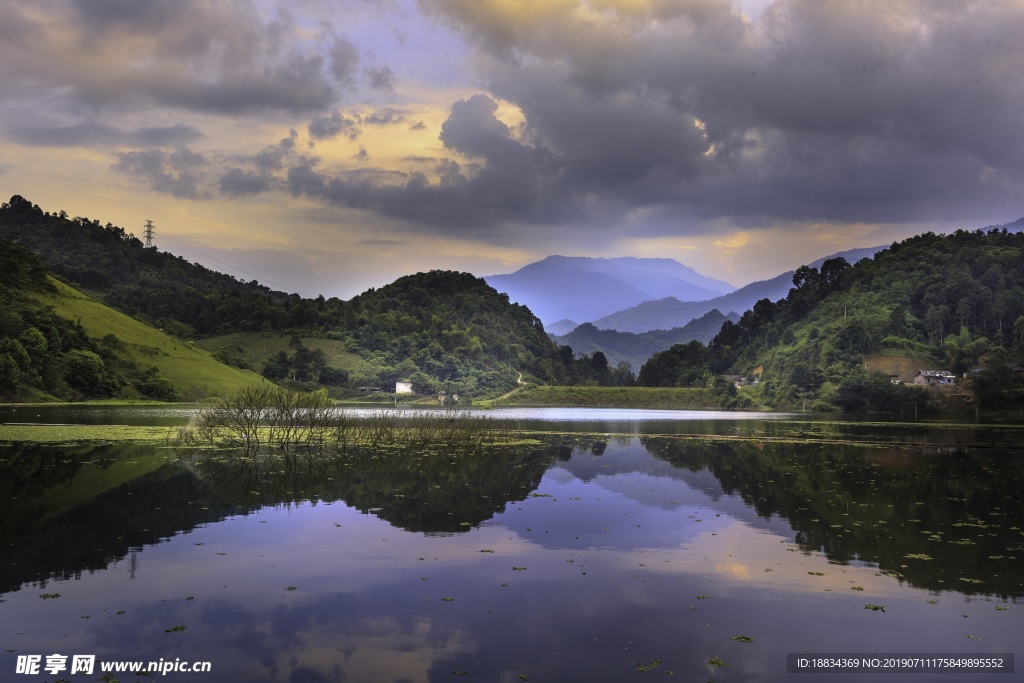 远山湖水风景