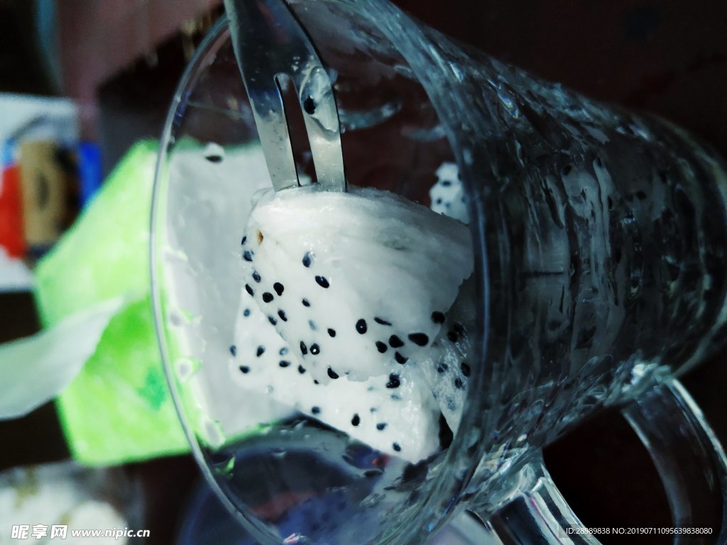 水果  火龙果  杯子