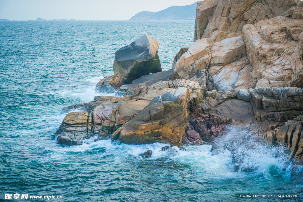 福建连江大海的礁石与巨浪