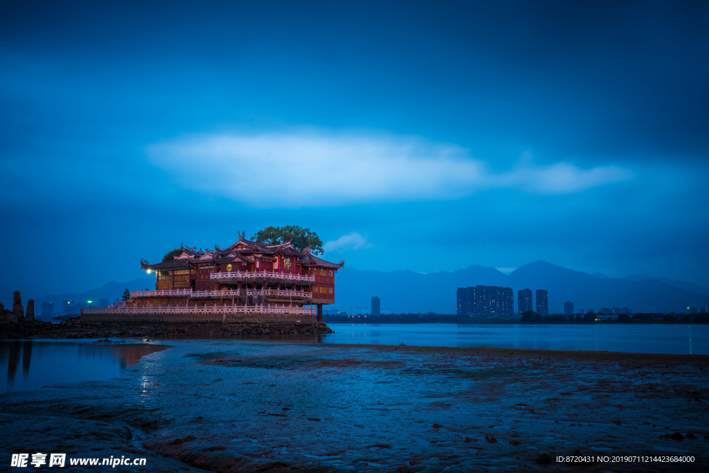 暴雨来临前的金山寺风光