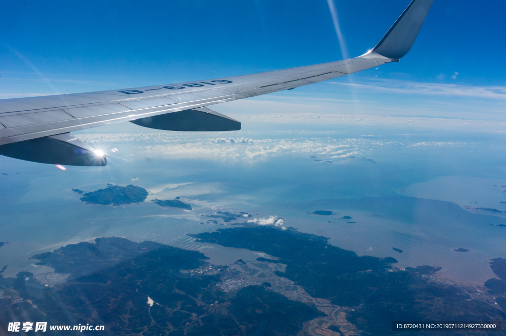 飞机上俯瞰大地与海洋