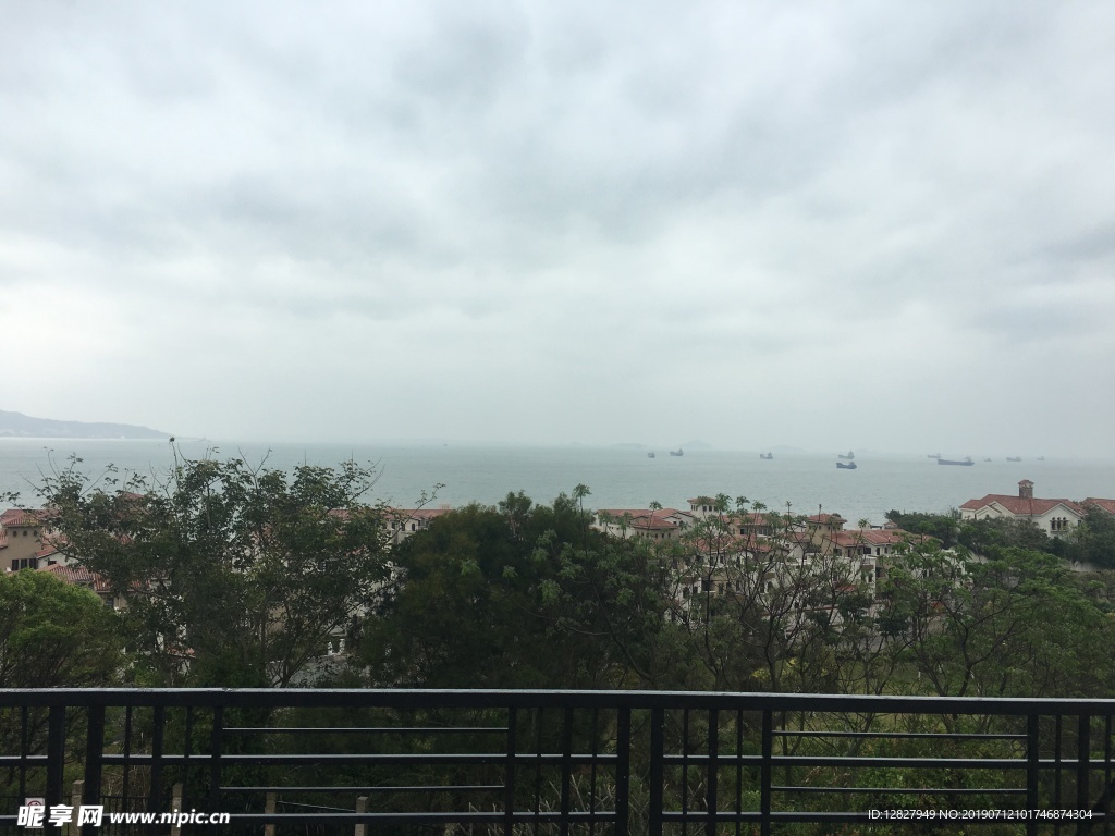 远眺海边