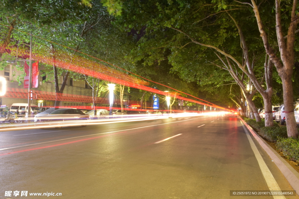 夜晚马路上的车流