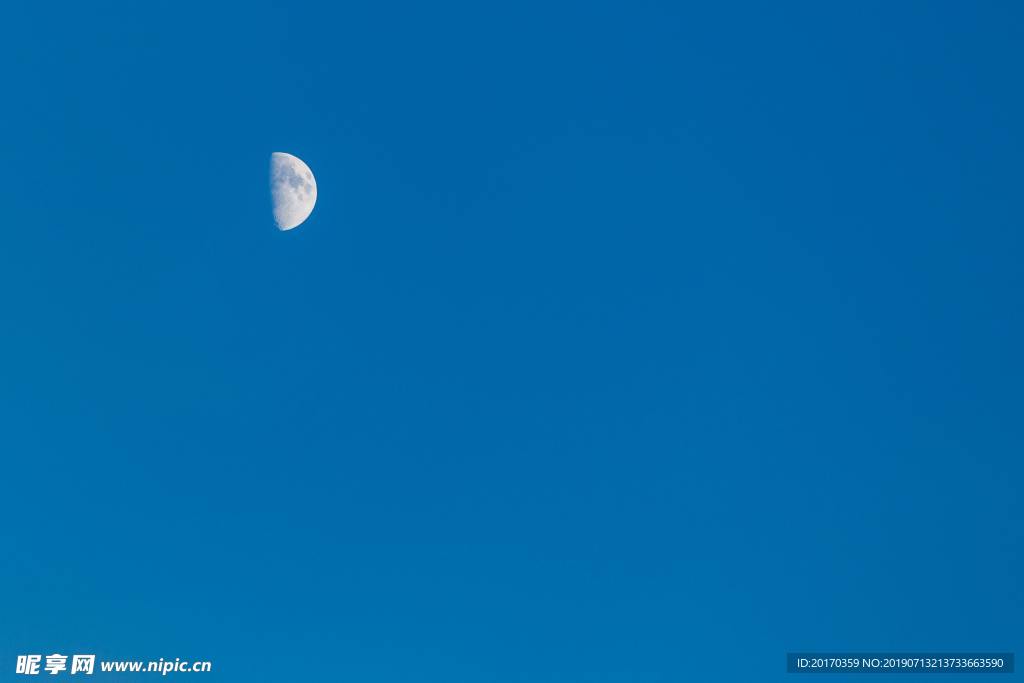 蓝天月亮图片背景