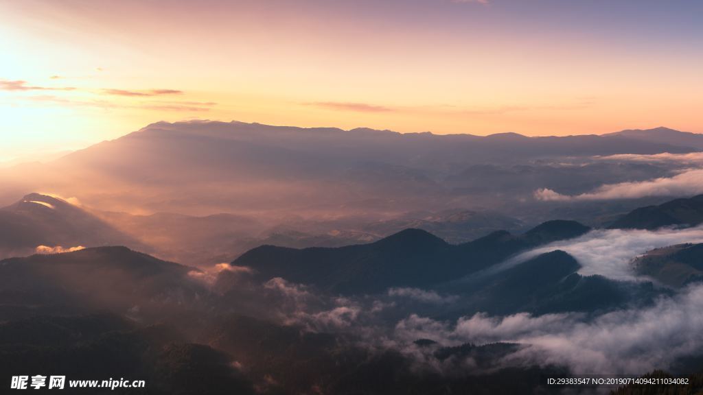 云雾山岭图片