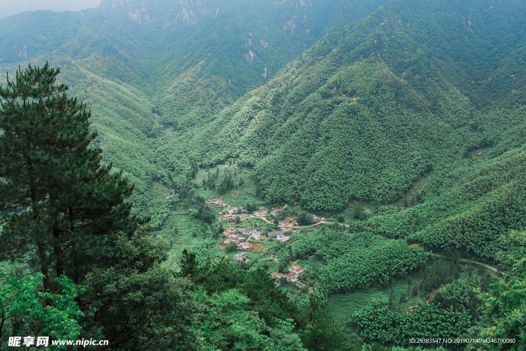 连绵山岭风景