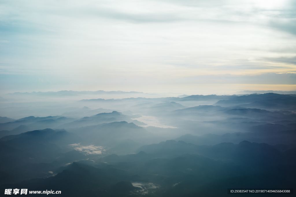 天高云淡背景