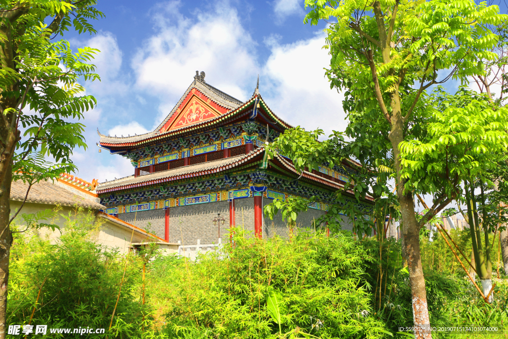 树木旁美丽的古建筑