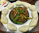 毛辣子炒肉夹饼