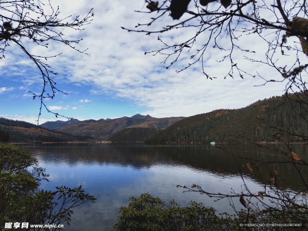 云南 普达措国家公园 深秋湖景