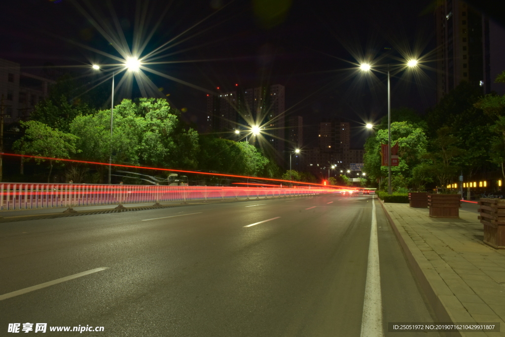 夜晚的路灯与车流