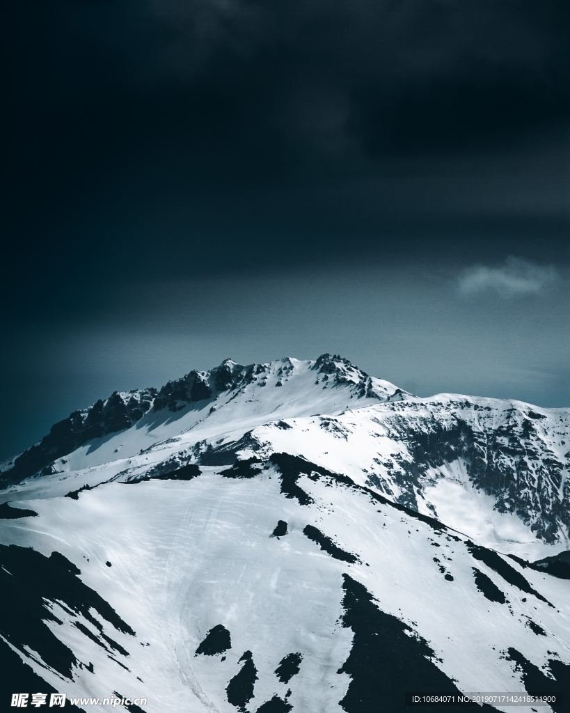夜幕下的冰川雪山