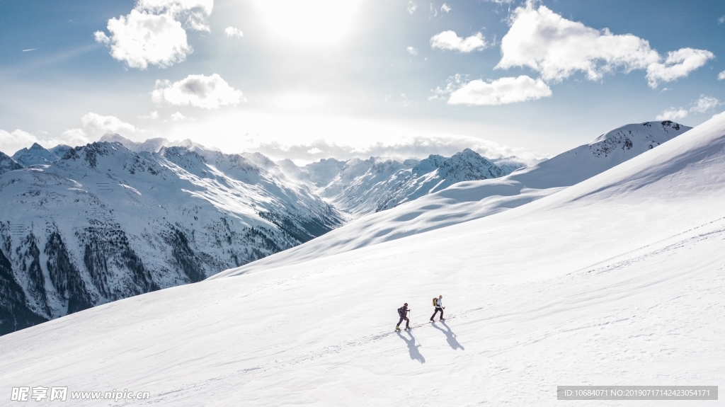 雪山上的登山者