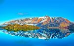 碧水蓝天的雪山湖泊