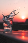 夕阳下的水杯