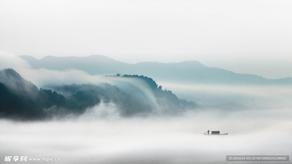 水墨风格的云海雾景