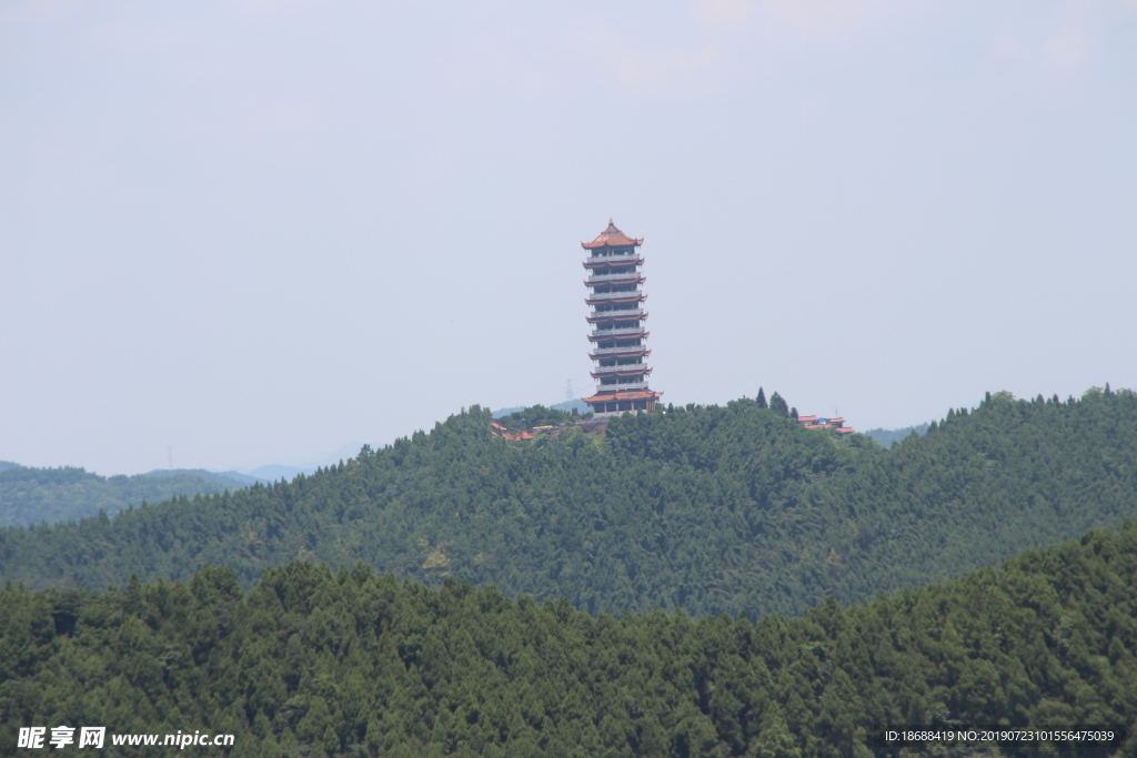 山顶宝塔