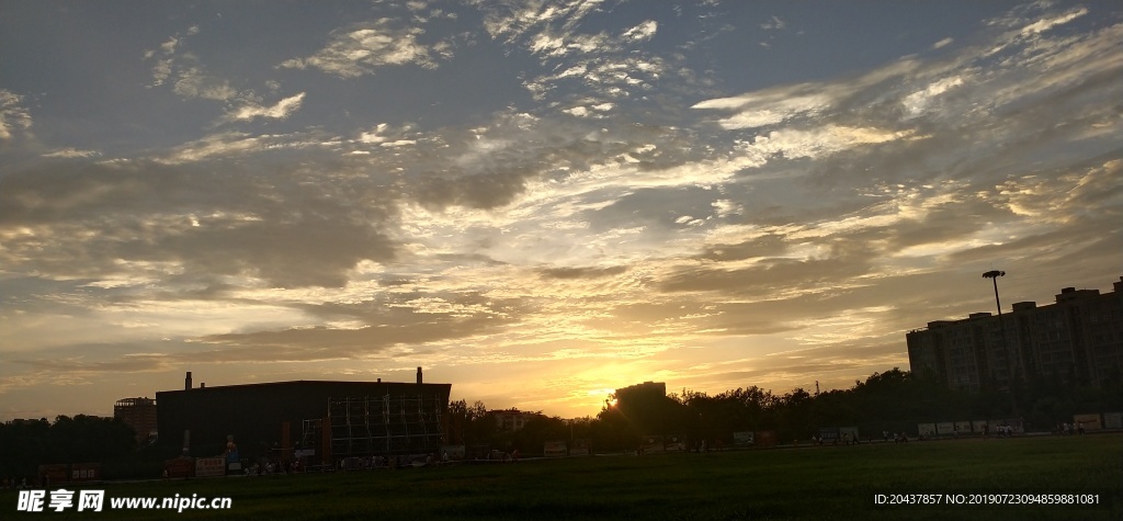 夕阳下的体育馆