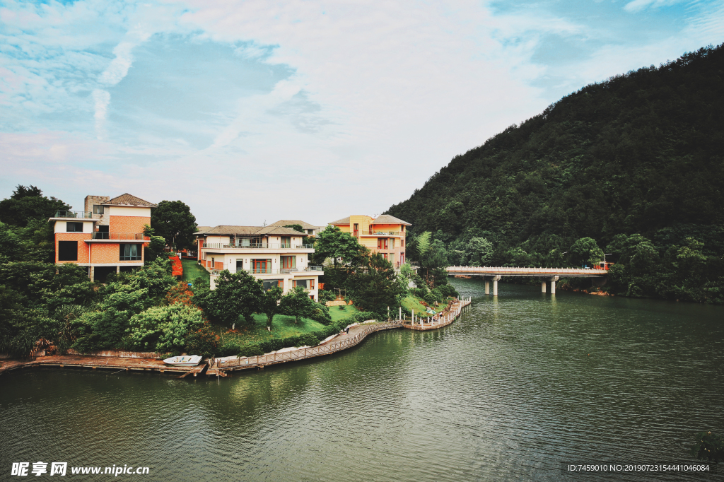 湖景别墅