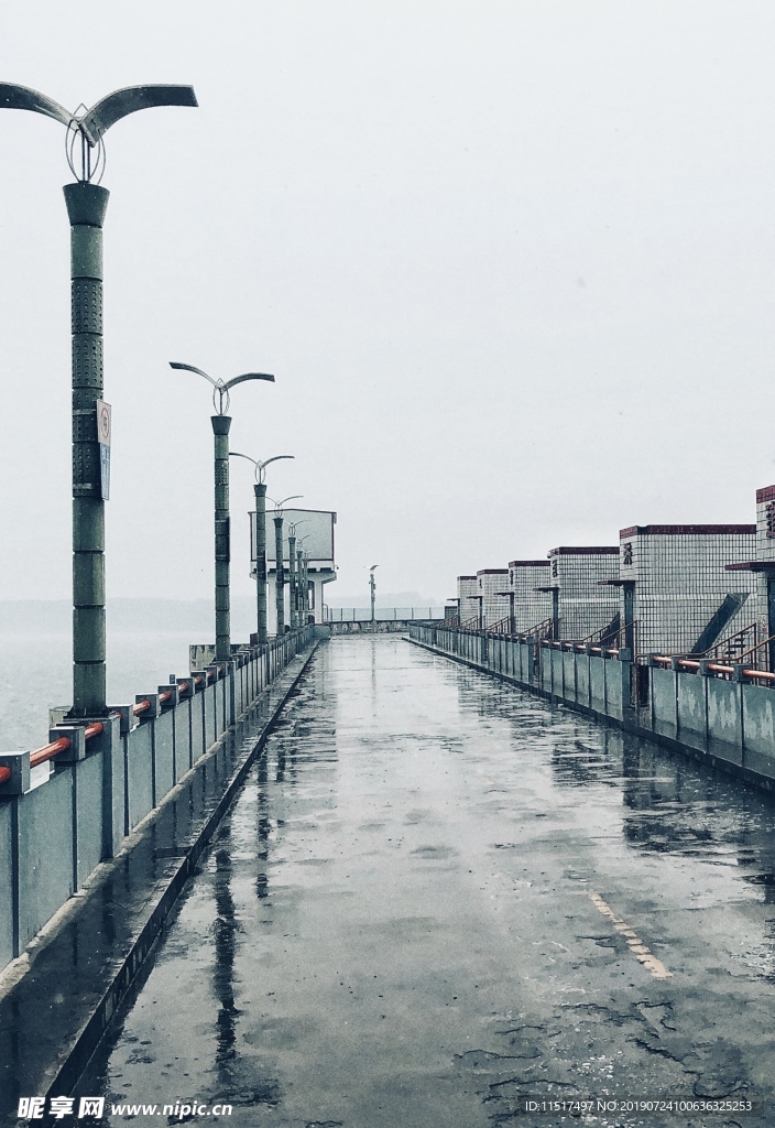 雨中堤坝