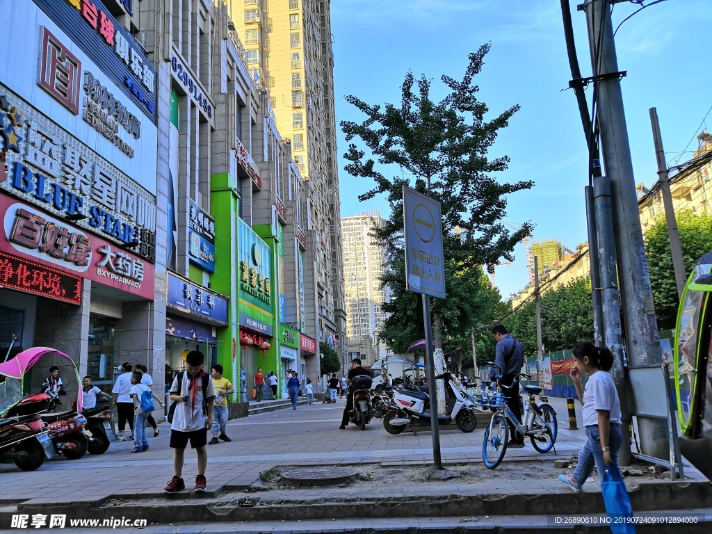 街道 建筑物 建筑 蓝天 人物