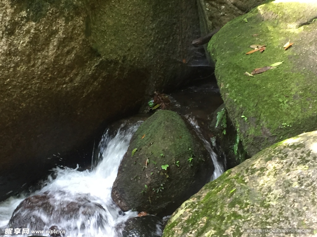 山间溪流