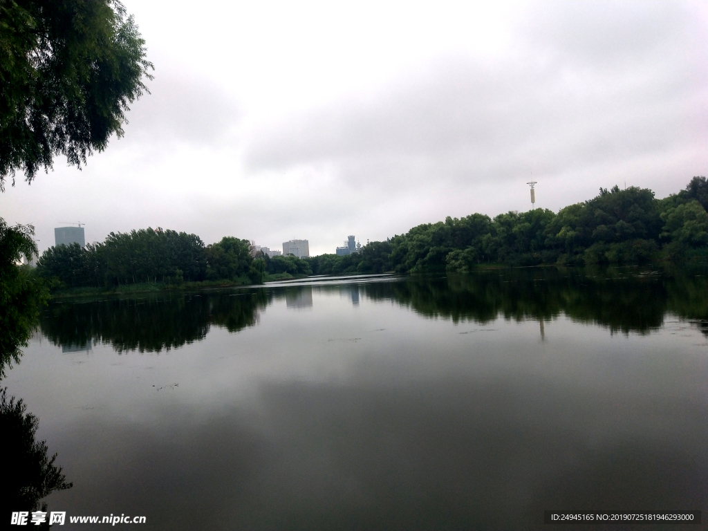 龙沙湖水