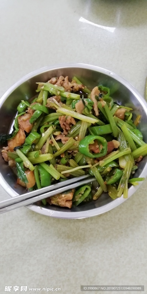椒丝芹菜炒瘦肉